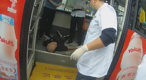 吓一跳!贵阳一公交车上,一名男子突然倒地不起口吐白沫