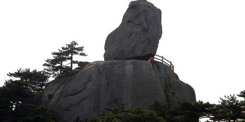 黄山飞来石