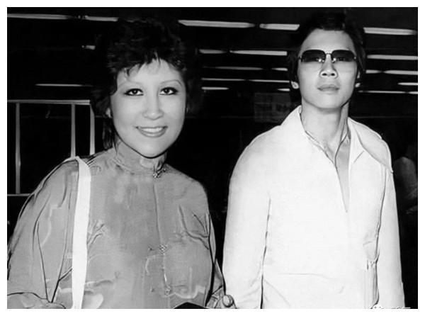 向华强深恋丁佩,并经过自己一番努力后,将其拿下.