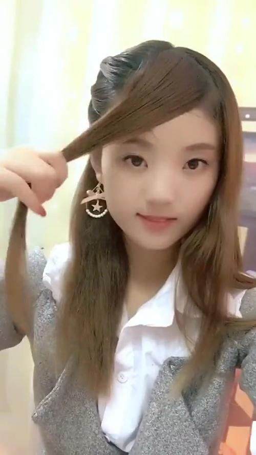 美女手把手教学最近超火的发型,出门这么扎头发男朋友