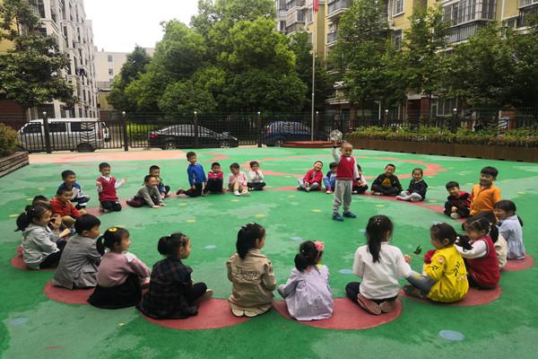 市大西门幼儿园教育集团舒馨分园大一班开展了户外游戏——击鼓传花