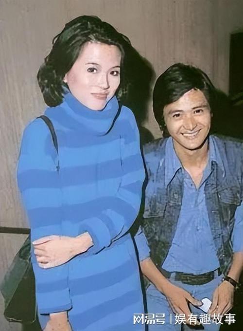 1976年,周润发在拍摄《狂澜》中,认识了女主角缪骞人,当时周润发刚