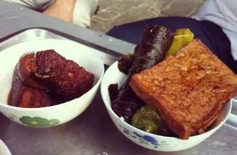 嘴里含着把子肉的时候,耳边应该响起这首把子肉之歌