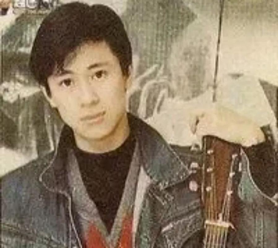 50岁解晓东全家照,那英曾暗恋他,章子怡求他,儿子帅气左拥右抱