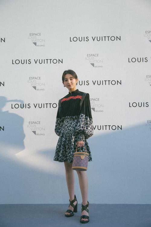 张子枫穿豹纹裙参加活动,整体搭配显老气!不说真不知道她才17岁