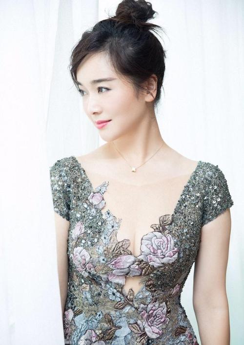 43岁左小青身材火辣性感优雅满满的成熟魅力