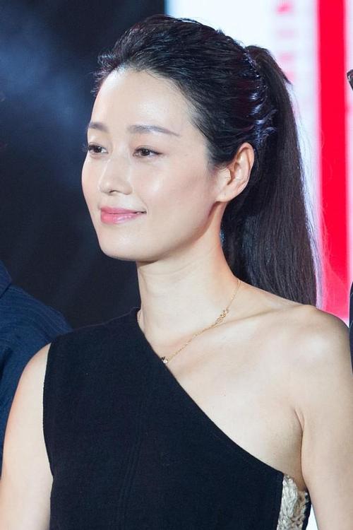 马伊琍长发的样子站少见,扎上马尾辫之后,更有一种