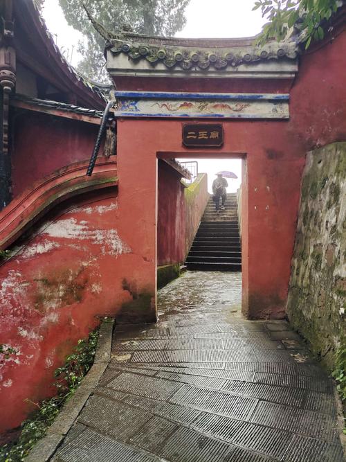 二王庙古建筑群是为纪念都江堰的开凿者,秦蜀郡太守李冰及其子二郎而