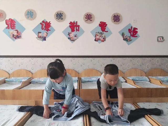 营口实验学校幼儿园开展生活自理能力之"整理衣物"比赛