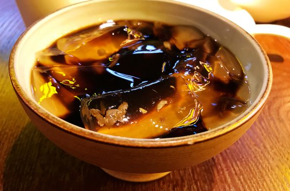 教你做美味的手搓冰凉粉,做法简单还消暑,口感更好