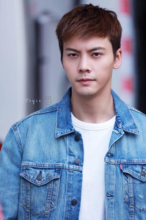 【陈伟霆 william chan】风暴舞 李俊杰 探班 961 x 1441 px (图源