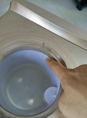 从那里溢水!饮水机会从我手指的地方漏水,漏的里面都是水!