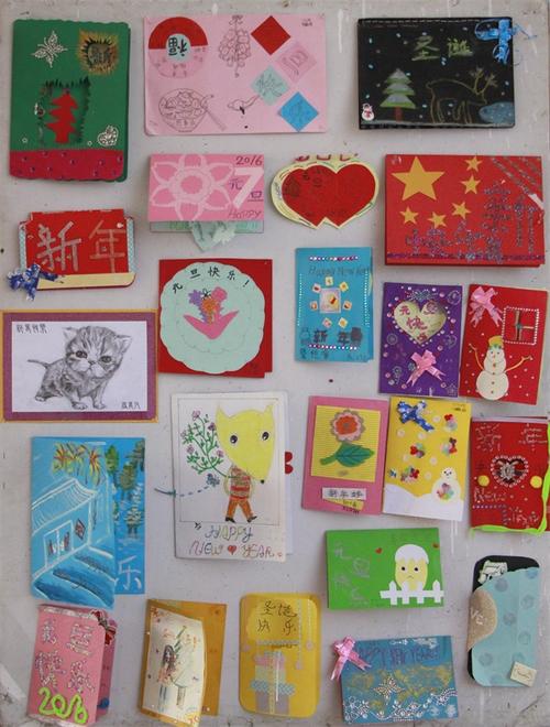 本部校区美术组举行六年级迎元旦贺卡展