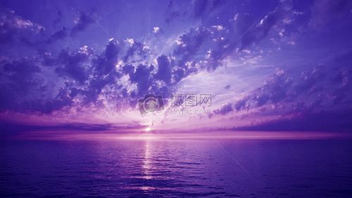 海上紫色霞光下的云彩