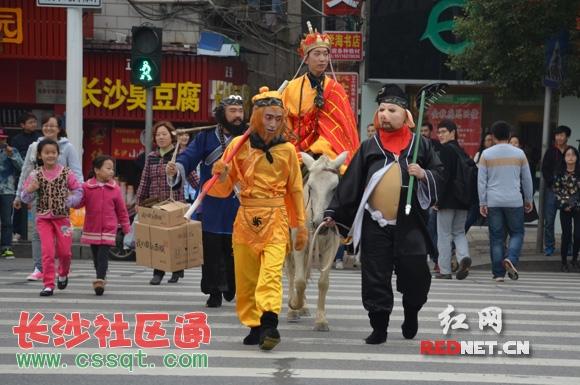 11月8日,"唐僧"师徒四人一马在长沙河西大学区送起了快递,引得路人