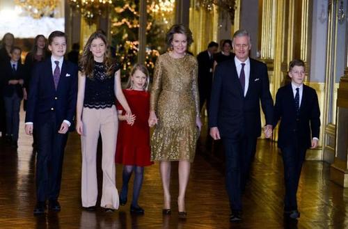 王后和他们的4个孩子两位王子分别是加布里埃尔王子和埃曼努尔王子