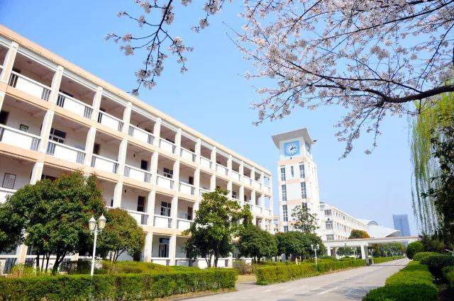 小学至初中就读于余姚市实验学校,其后进入余姚中学,浙江大学荣誉学院