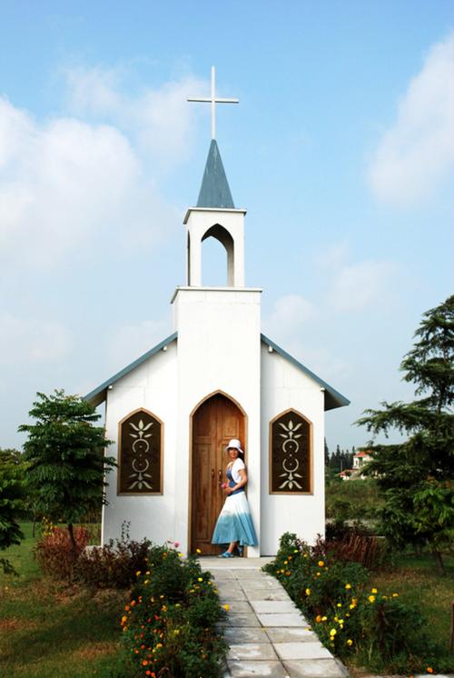 非常简洁的一个小教堂