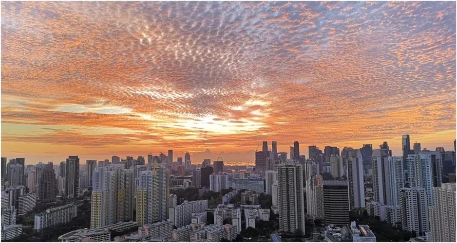 边一直烧到东边 "红彤彤的,好像是天空着了火 这地方的火烧云变化极多