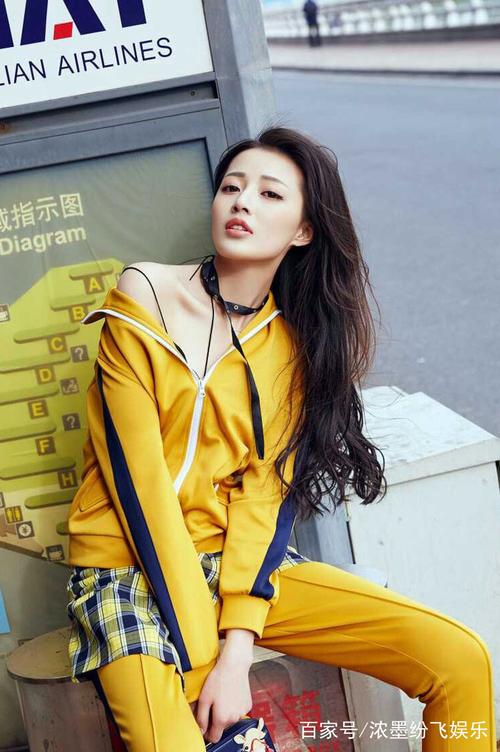 王秀竹举手投足尽显落落大方气质优雅