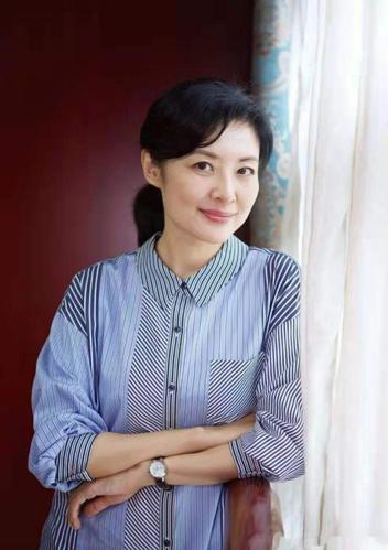 周涛气质太好了,黑色印花卫衣搭配百褶裙,尽显东方女性的魅力