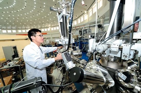 在中科大国家同步辐射实验室,研究人员正在操作光电子能谱.记者杨竹摄