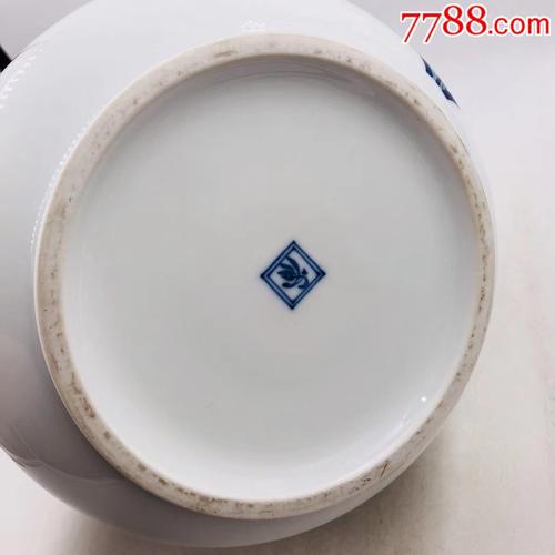 日本御用瓷器香兰社制兰花纹灯笼瓶