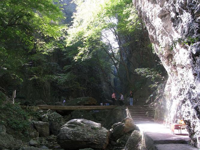 北离河南信阳37公里,景区面积52平方公里,有三潭,高贵山金顶,许家冲