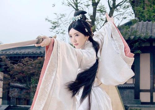 张若昀《霍去病》手持长枪,毛晓彤的剑指好标准