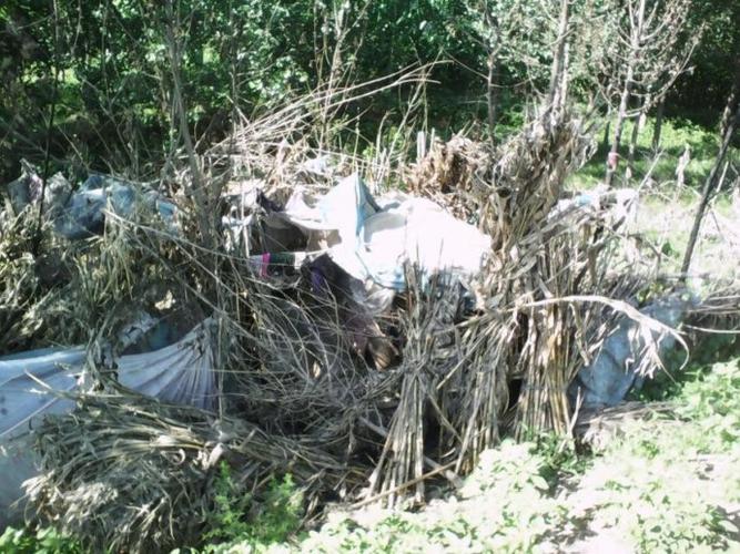 这白色的地方是用来住宿的不到3平用草和废编织袋等撘的窝棚