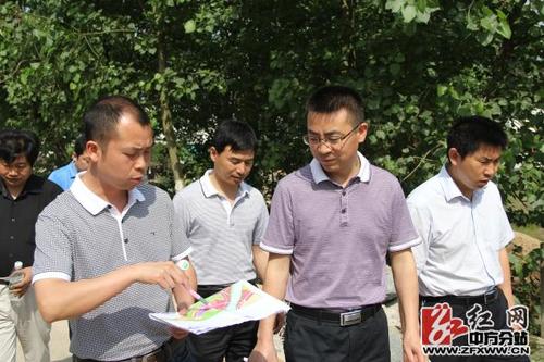 中方县委副书记张家铣深入桐木镇调研