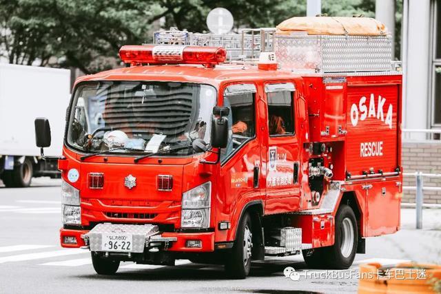 日本对这种小型消防车真的情有独钟,中置消防泵,后置器材仓,顶上还有