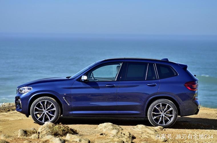 蓝色宝马x5汽车,独特的造型设计,车身的线条更加硬朗