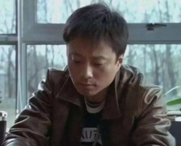 2004年,在《天下无贼》里,扮演一个卧底干警,这也是张涵予第一个有