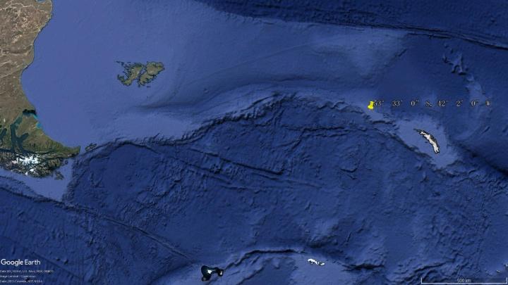 鸬鹚岩(标记位置)相对于南乔治亚(右侧白色岛屿)和福克兰的位置