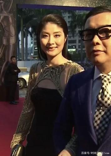 陈慧琳不给雷颂德留面子,穿夸张镂空裙好美,173cm高他