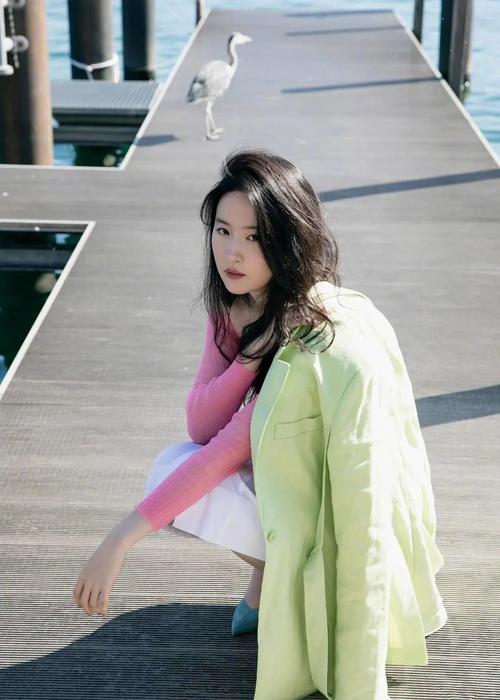 刘亦菲晒照!一字肩上衣与好身材完美结合,牛油果绿西装气质惊艳