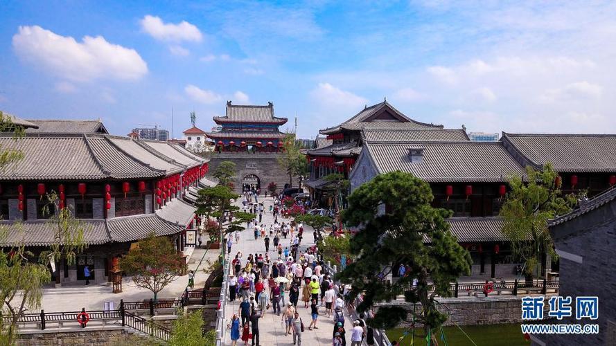7月24日,游客在莒县莒国古城商业街区游览(无人机照片).
