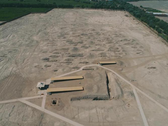 吐鲁番阿斯塔那古墓群位于吐鲁番市高昌区二堡乡北郊的戈壁荒滩上,是