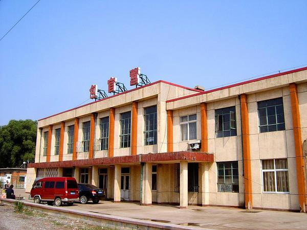包官营站建于1982年,位于河北省迁安市夏官营镇包官营村,离南仓站209