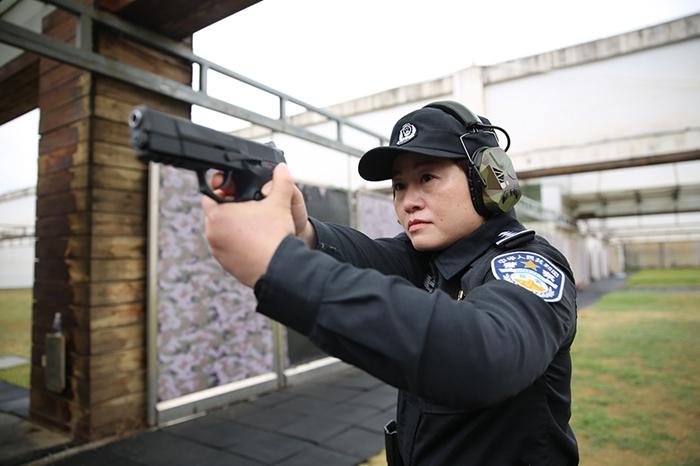 武汉女特警队长陈蔚战功赫赫的神枪手