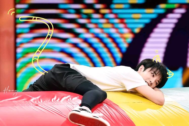 歌手华晨宇靠什么赢得大批死忠粉?从音乐到人格,温柔的人最强大