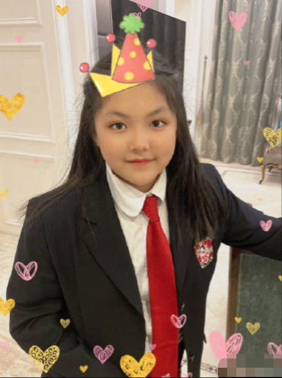 出了一组王诗龄从小到大和父亲的合照,并配文称:"我的小妞妞长太快了"