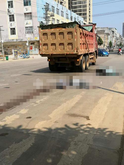 惨不忍睹!广西发生车祸,大货车碾压两名女子,现场血肉