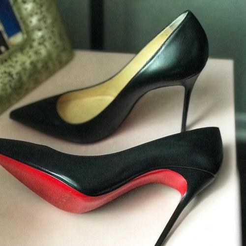 这一双红底鞋说是我人生挚爱不足为过.