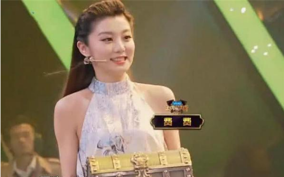 《王牌》女郎费费私照惊艳,身材高挑不输关晓彤,有望成蓝台一姐