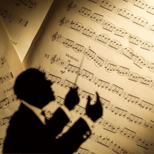 指挥家剪影与乐谱创意高清图片