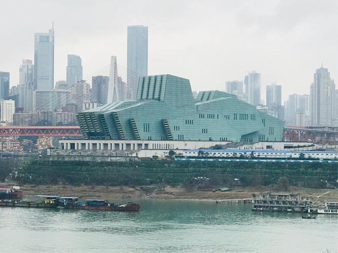阴雨连绵的冬日:重庆两江环抱的朝天门码头重庆大剧院