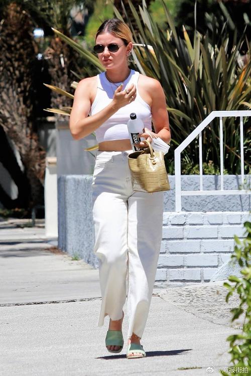 【8.4 露西·海尔】在西好莱坞外出购物,一身简单的白色look.