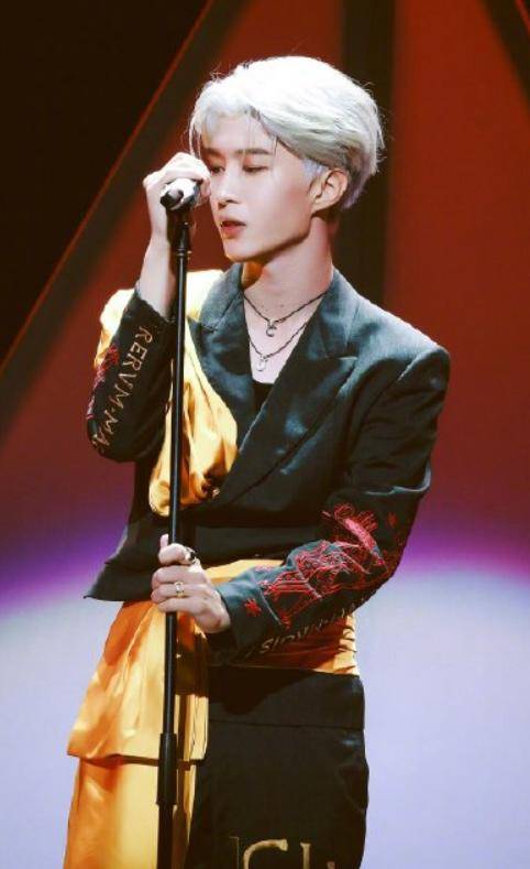 19岁开专属演唱会,范丞丞白发喜提热搜,豹皮大衣a爆了